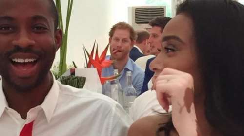 Ο ακομπλεξάριστος Χάρι κάνει photobombing σε φωτό διάσημου μοντέλου