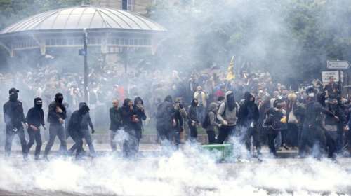 Σκηνικό πολέμου: Ποιοί είναι οι casseurs που κάνουν γυαλιά-καρφιά το Παρίσι