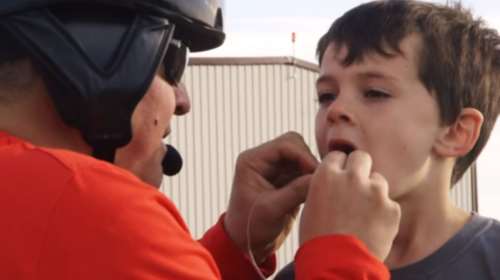 Πατέρας βγάζει το δόντι του γιου του με... ελικόπτερο