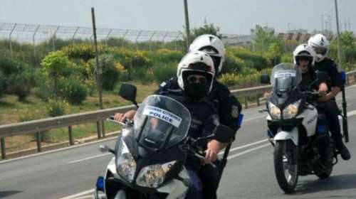 Επίθεση με πέτρες σε μοτοσυκλετιστή της τροχαίας έξω από την ΑΣΟΕΕ