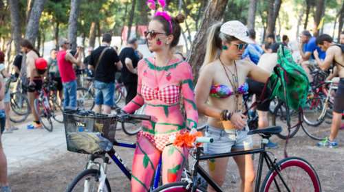 Γυμνή ποδηλατοδρομία στη Θεσσαλονίκη για καλό σκοπό
