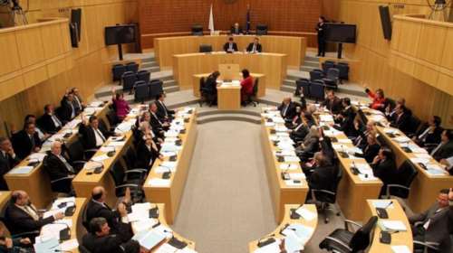 Μείωση μισθού για τους «κοπανατζήδες» βουλευτές