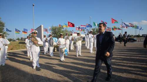 Η ...απόβαση του Τσίπρα στα Ποσειδώνια (φωτό)