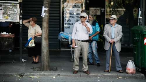 Έρχεται «κόφτης» και στις συντάξεις κάτω των 1.300 ευρώ