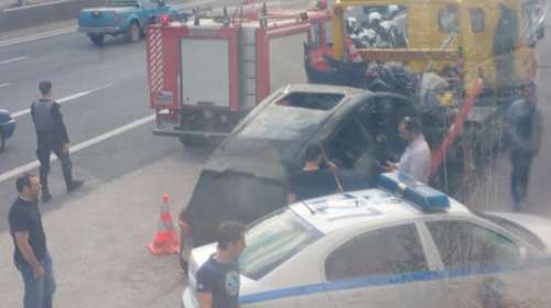 Νέα τροπή: Το ΙΧ σύρθηκε στο στηθαίο πριν αναφλεγεί