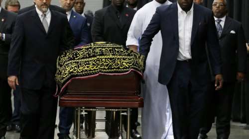 «Μουτρωμένος» φεύγει από την κηδεία του Μοχάμεντ Αλι ο Ερντογάν