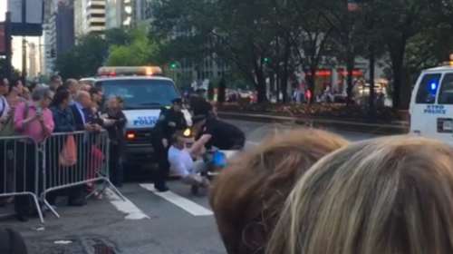 Χτύπησαν ποδηλάτη με taser για να περάσει η αυτοκινητοπομπή του Ομπάμα