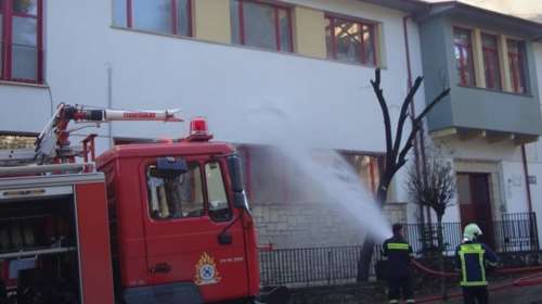 Ιωάννινα: Πυρκαγιά σε πολυκατοικία, ένοικος πήδηξε στο κενό για να σωθεί