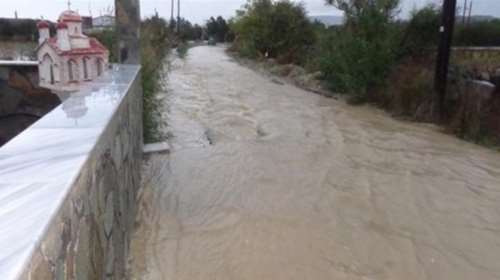 Καταιγίδα στην Κέρκυρα, πλημμύρισαν δρόμοι και σπίτια