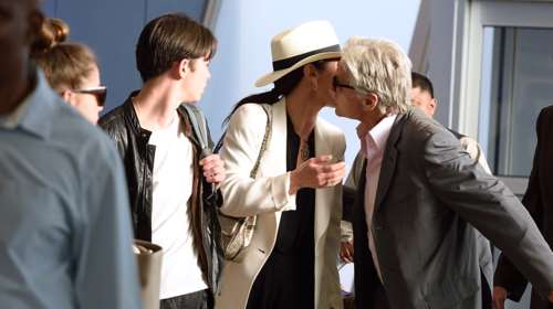 Το τρυφερό φιλί του Ντάγκλας στη Τζόουνς μπροστά στα παιδιά τους [Εικόνες]