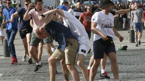 Η Μόσχα τα βάζει με το Παρίσι για τη σύληψη ρώσων φιλάθλων στο Εuro