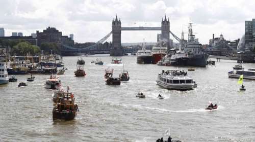 Η ναυμαχία Μπομπ Γκέλντοφ - Νάιτζελ Φάρατζ στον Τάμεση video