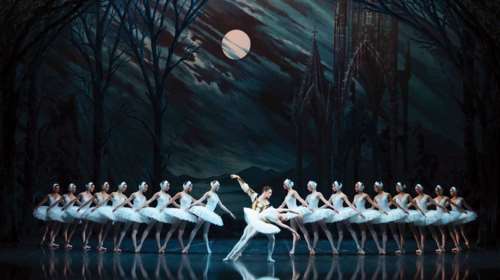 Η «Λίμνη των Κύκνων» συνεχίζει το μαγικό της ταξίδι σε όλη την Ελλάδα