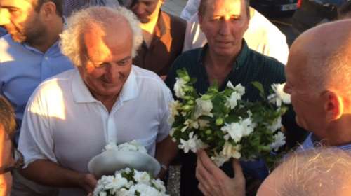 Ποιον πολιτικό αρχηγό υποδέχθηκαν με γαρδένιες &amp; γαρύφαλλα στο Αγρίνιο