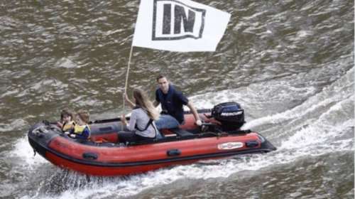 Το τελευταίο tweet της Κοξ κατά του Brexit με τον άνδρα και τα παιδιά της