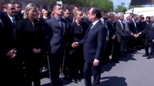 Αστυνομικός αρνήθηκε να σφίξει το χέρι του Ολάντ και του Βαλς φωτό