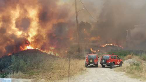 Ολονύχτια μάχη στη Ρόδο για να μην αναζωπυρωθεί η φωτιά