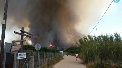 Οι φλόγες γλείφουν το χωριό Απολακκιά στη Ρόδο video
