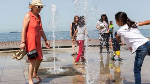 Σε κλοιό καύσωνα η χώρα με θερμοκρασίες κοντά στους 40 βαθμούς