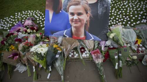 Οι Βρετανοί θρηνούν για την «απίστευτη» Τζο Κοξ