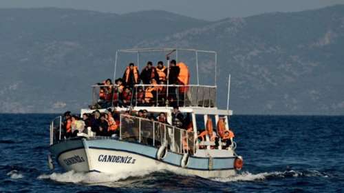 Ξύλινη βάρκα με 40 πρόσφυγες έφτασε μέχρι τις Κυκλάδες