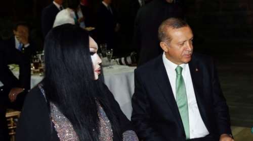 Αμφιλεγόμενη επιλογή Ερντογάν να φάει με τρανς σε εστιατόριο