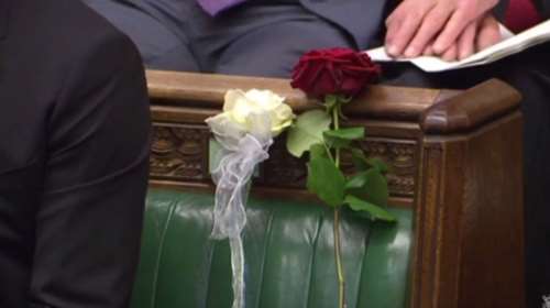 Eνα κόκκινο και ένα λευκό τριαντάφυλλο στην άδεια θέση της Τζο Κοξ