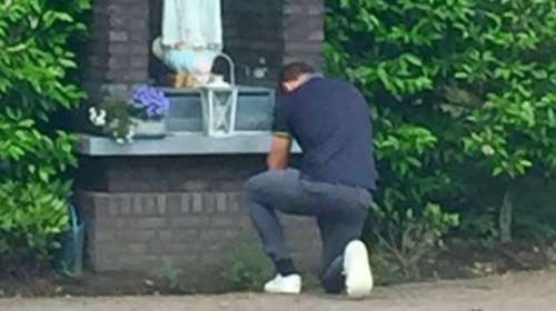 Μετά την... απιστία, ο Αλβάρο προσεύχεται για συγχώρεση; [Εικόνα]