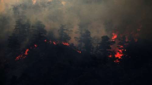 Ανεξέλεγκτη η φωτιά στην Κύπρο, εκκενώνονται χωριά