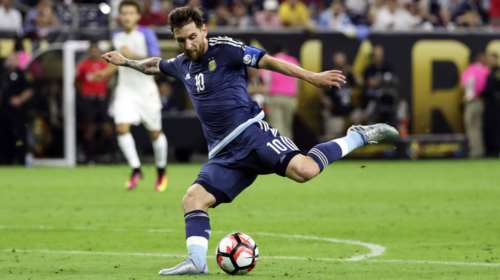 Εισβολή στο γήπεδο για να προσκυνήσει τον Μέσι!