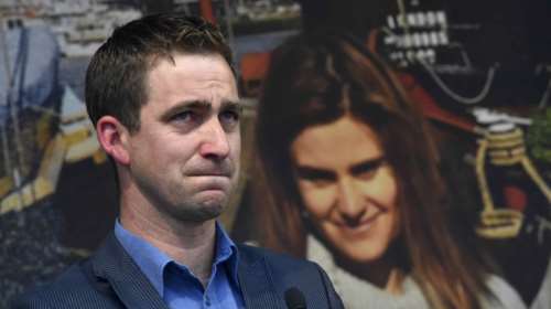 Δάκρυσε ο σύζυγος της Τζο Κοξ στην πλατεία Τραφάλγκαρ