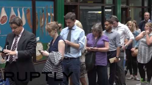 Ουρές από Βρετανούς σε ανταλλακτήρια συναλλάγματος-Δείτε το βίντεο