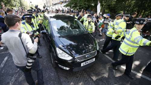 Οργή κατά Μπόρις Τζόνσον: «Είσαι κάθαρμα»