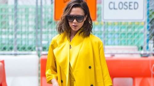 Επιτέλους λίγο χρώμα: Η Βικτόρια Μπέκαμ με total yellow look στο Μανχάταν