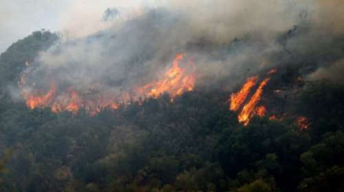 Μαίνεται σε δύο μέτωπα η φωτιά στα Δερβενοχώρια