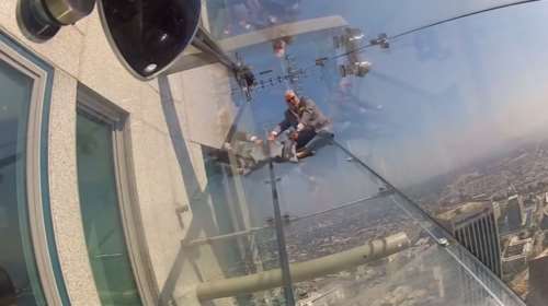 Γυάλινη τσουλήθρα σε ύψος 300 μέτρων προκαλεί ίλιγγο