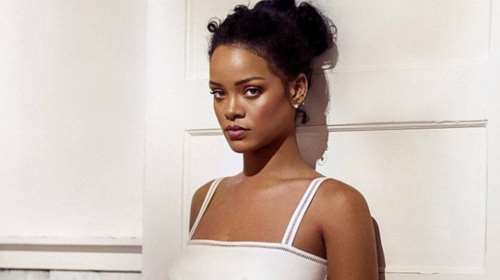 Η Ριάνα δοκιμάζει ένα νέο σεμνό και αγγελικό look και είναι πανέμορφη