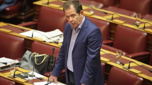 Εισηγητής του ΣΥΡΙΖΑ χάνει τα αυγά και τα πασχάλια στο βήμα της Βουλής