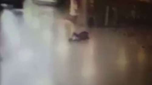 Ο τραυματισμένος τρομοκράτης πυροδοτεί τα εκρηκτικά