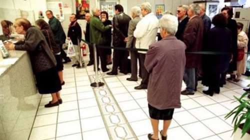 Ουρές και αναστάτωση στις τράπεζες από το πρωί με τις συντάξεις