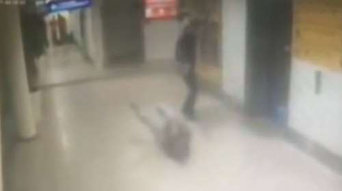 Ατατούρκ: Η στιγμή που τζιχαντιστής πυροβολεί τούρκο αστυνομικό