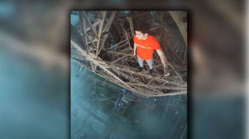 Ανέβηκαν στον Πύργο του Αϊφελ κάτω από τη μύτη της αστυνομίας video