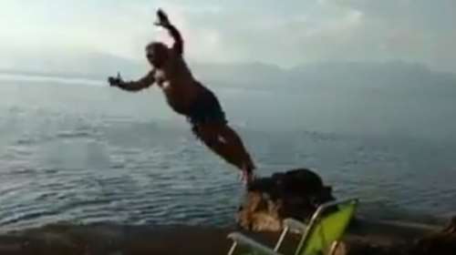 Το ζεϊμπέκικο με...βουτιά που γκρεμίζει το διαδίκτυο