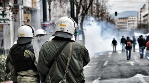 Νέες επιθέσεις με μολότοφ εναντίον ΜΑΤ στα Εξάρχεια