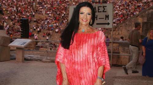 Η Ζωζώ Σαπουντζάκη είναι «θεά» στα 83 της-Η νέα της εμφάνιση στην Επίδαυρο