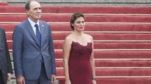 Η Μπαζιάνα με νέο look στα μαλλιά και το πιο σικ φόρεμα που έχει φορέσει