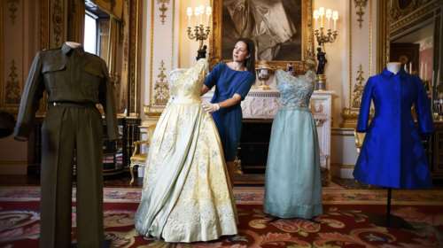 Ελισάβετ, 90 χρόνια στυλ. ΄Ολα τα ρούχα της Βασίλισσας στο Μπάκιγχαμ