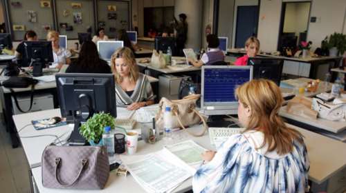 Στον «κόφτη» μισθοί του Δημοσίου και συντάξεις-Πως θα γίνονται οι περικοπές