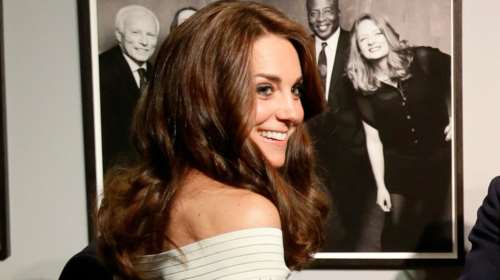 H Κέιτ Μίντλετον με σέξι έξωμο φόρεμα αλά Μπριζίτ Μπαρντό