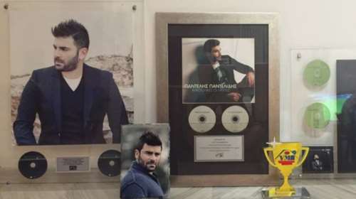 H συγκινητική φωτο μέσα απ'το σπίτι του Παντελίδη- την ανέβασε ο αδελφός